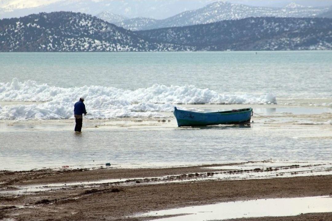 Beyşehir G&ouml;l&uuml; Kıyılarında Oluşan Buz Adaları Kartpostallık G&ouml;r&uuml;nt&uuml;ler Oluşturdu