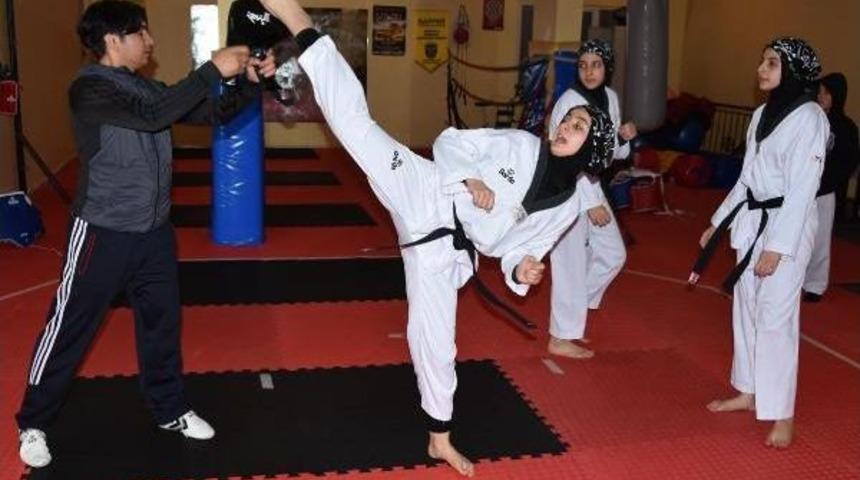 Tekvandocu &Uuml;&ccedil;&uuml;zler Ilk 3'&uuml; Hedefliyor