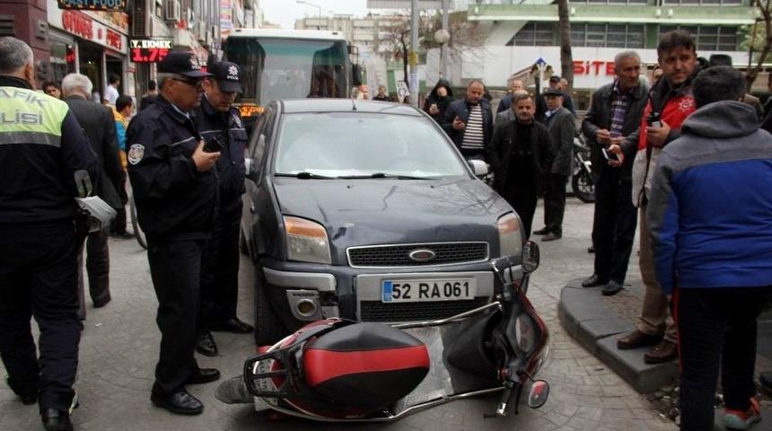 Samsun&rsquo;da Otomobil İle Elektrikli Bisiklet &Ccedil;arpıştı: 1 Yaralı