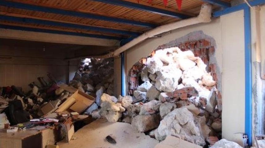 &Ccedil;&ouml;ken Istinat Duvarı, 2 Katlı Binanın Duvarını Yıktı