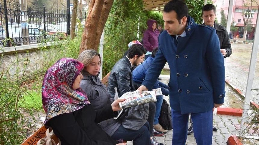 Ak Parti&rsquo;li Gen&ccedil;ler Sokak Sokak &lsquo;evet&rsquo; Gazetesi Dağıtıyor