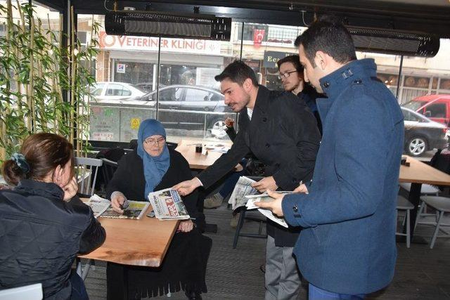 Ak Parti’li Gençler Sokak Sokak ‘evet’ Gazetesi Dağıtıyor