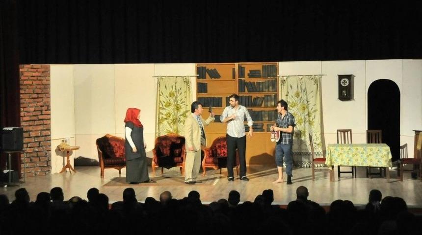 Akşehir’de “karanlıkta Açan Çiçekler” İsimli Tiyatro Oyunu Sahnelendi