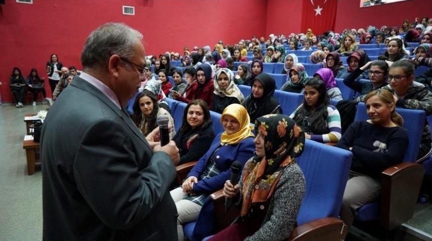 Başkan Kutlu, Deneyimlerini Üniversite Öğrencileriyle Paylaştı