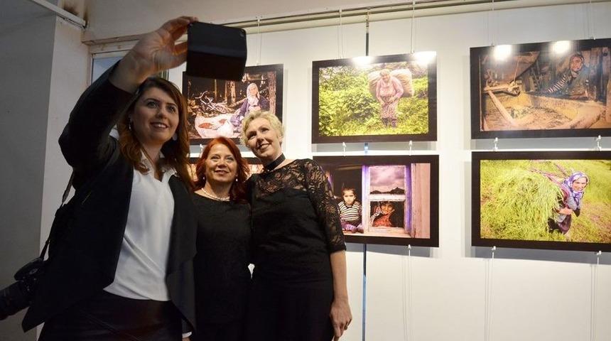 Kadınlar Renkli Fotoğraf Karelerinde