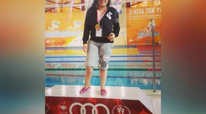 Türkiye Şampiyonu Engellere Kulaç Atıyor