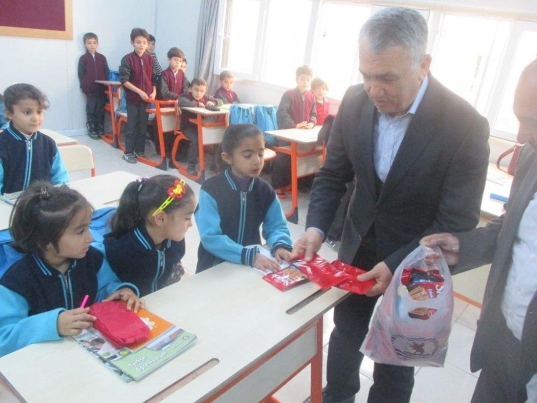 Om&uuml; Hatay&rsquo;da Suriyeli K&uuml;&ccedil;&uuml;k &Ouml;ğrencileri Kucakladı