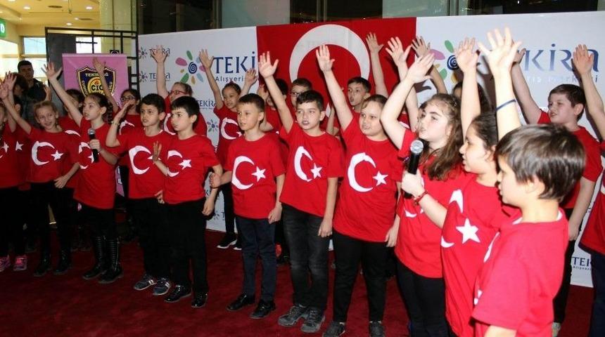 &Ouml;ğrenciler Avm&rsquo;yi İstiklal Marşı&rsquo;yla İnletti