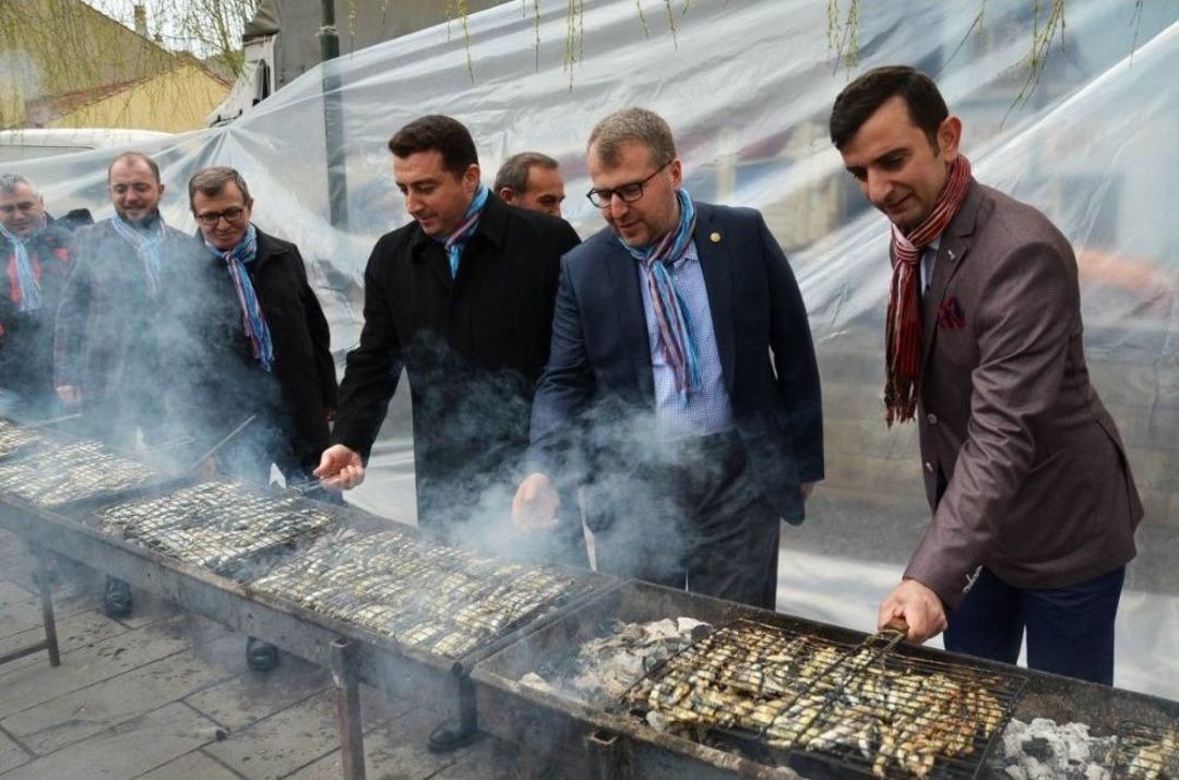 Festivalin Son G&uuml;n&uuml;nde Protokol &Uuml;yeleri Hamsi Pişirip Vatandaşlara İkram Etti