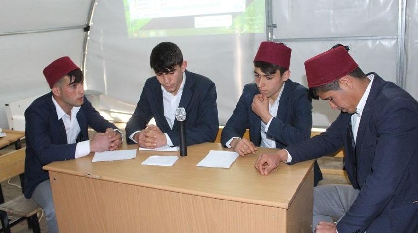 Depremzede &Ouml;ğrenciler Mehmet Akif&rsquo;i &Ccedil;adırda Andı