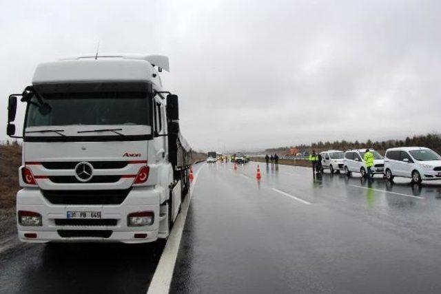 Tem'de 5 Araç Arka Arkaya Kaza Yaptı: 1 Ölü, 4 Yaralı