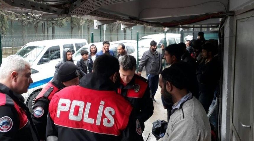 20 Kaçak Göçmen Bilet Almak İsterken Yakalandı