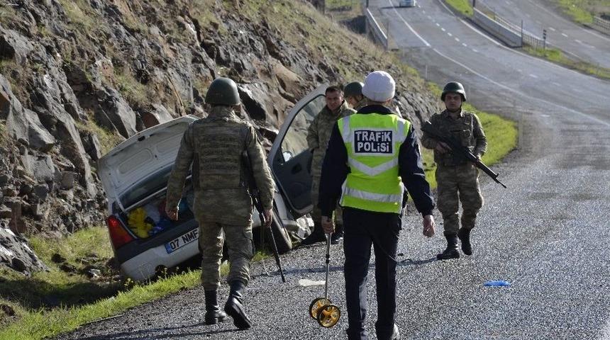 Karşı Şeride Ge&ccedil;en Otomobil Minib&uuml;se &Ccedil;arptı: 5 Yaralı