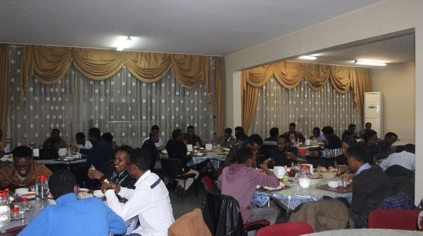 Somali&rsquo;deki A&ccedil;lık Ve Kuraklığa Dikkat &Ccedil;ekmek İ&ccedil;in Oru&ccedil; Tuttular