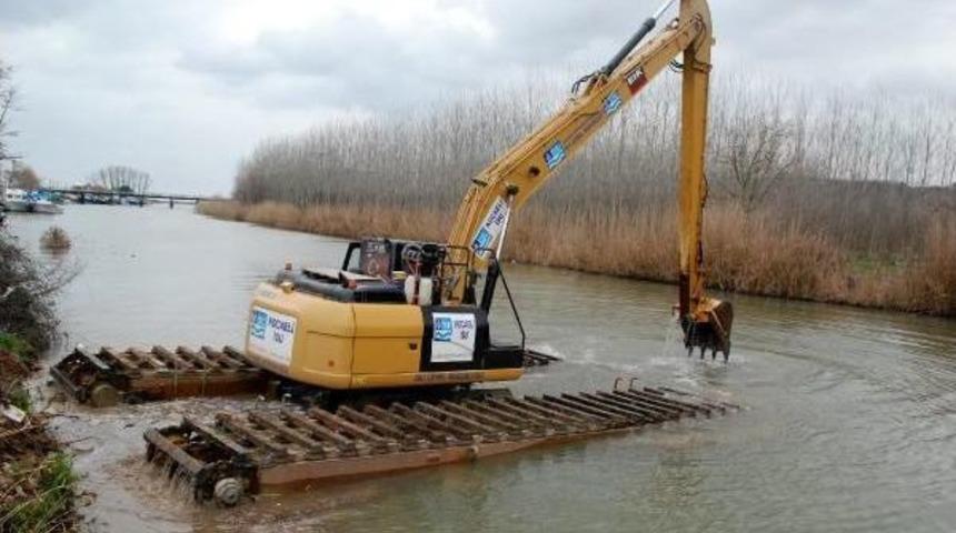 Temizlik I&ccedil;in Melen &Ccedil;ayı'na Indirilen Iş Makinesi Battı