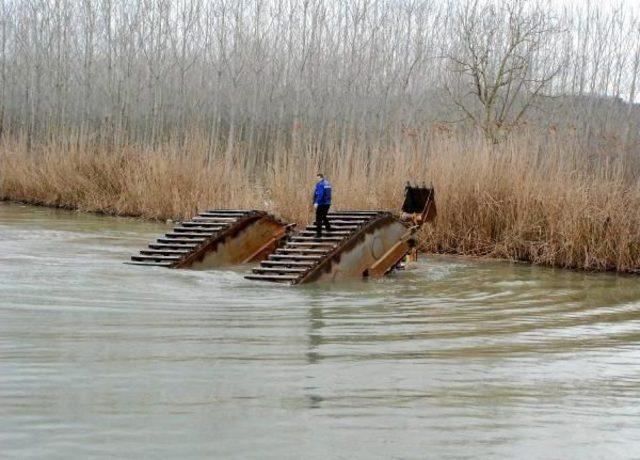 Temizlik Için Melen Çayı'na Indirilen Iş Makinesi Battı