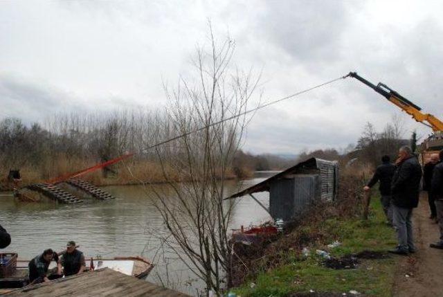 Temizlik Için Melen Çayı'na Indirilen Iş Makinesi Battı