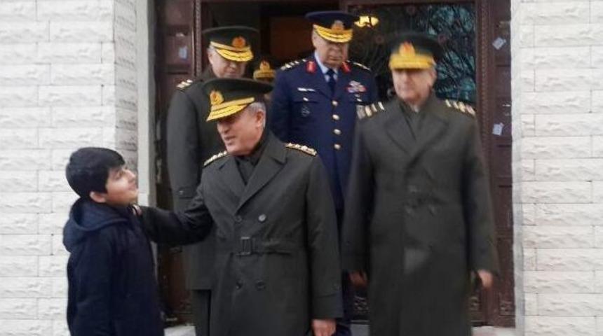 Genelkurmay Başkanı Orgeneral Akar&rsquo;dan Fırat Kalkanı Şehidinin Ailesine Ziyaret