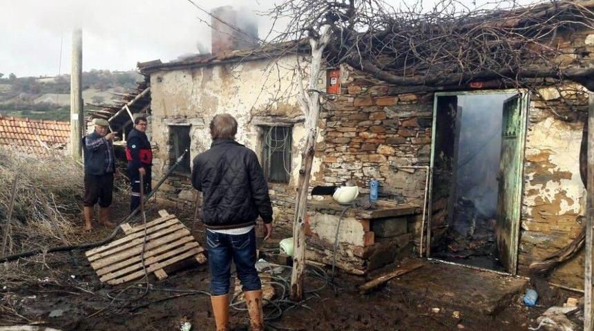 Manisa&rsquo;da Ev Yangını