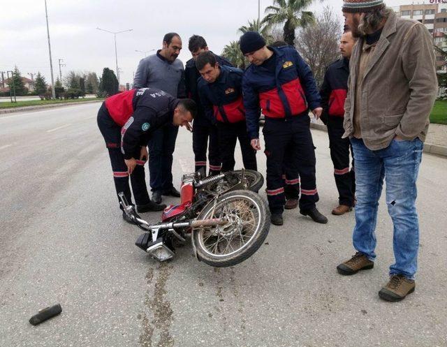 Otomobille Motosiklet Çarpıştı: 1 Ağır Yaralı