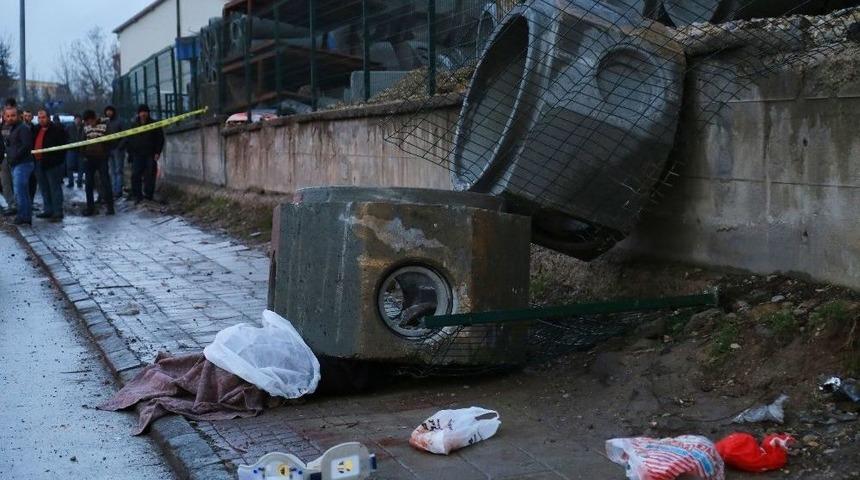 Yaşlı &Ccedil;iftin &Uuml;zerine Beton Kanalizasyon Boruları D&uuml;şt&uuml;: 1 &Ouml;l&uuml;, 1 Yaralı