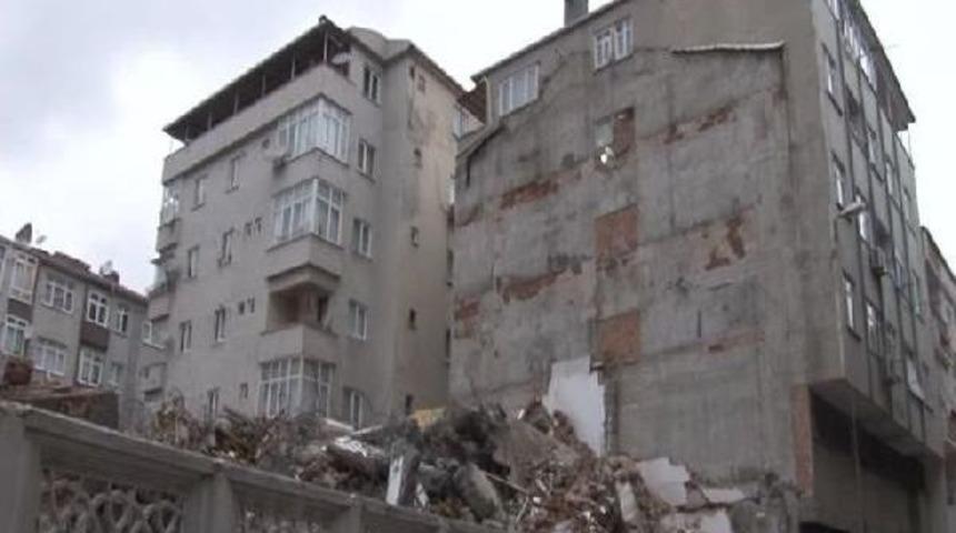 Zeytinburnu'nda, Yıkımı Yapılan Caminin Yanındaki Binada &Ccedil;atlaklar Oluşurken Bazı Duvarları Yıkıldı
