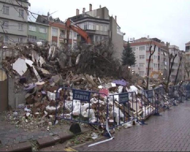 Zeytinburnu'nda, Yıkımı Yapılan Caminin Yanındaki Binada Çatlaklar Oluşurken Bazı Duvarları Yıkıldı