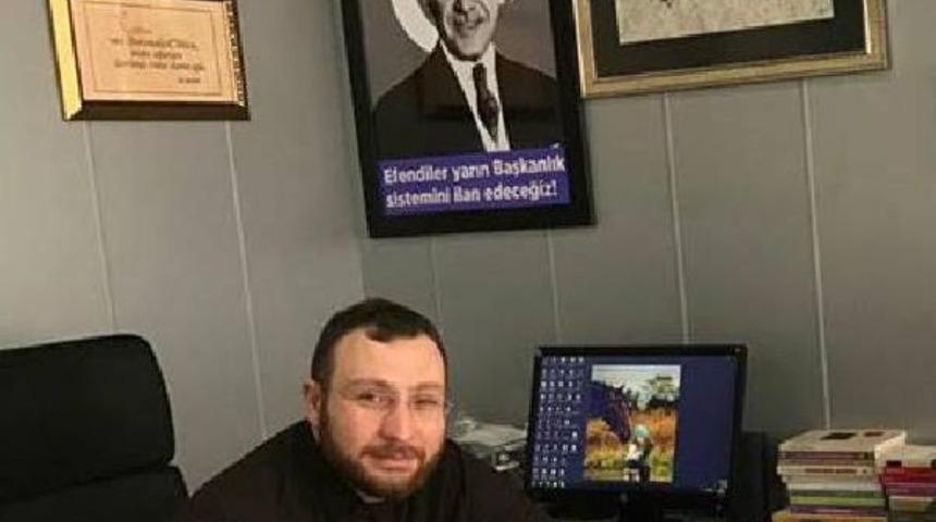 Atat&uuml;rk'&uuml;n Yerine Cumhurbaşkanı Erdoğan'ın Fotoğrafını Yerleştirdi, S&ouml;zlerini Değiştirdi