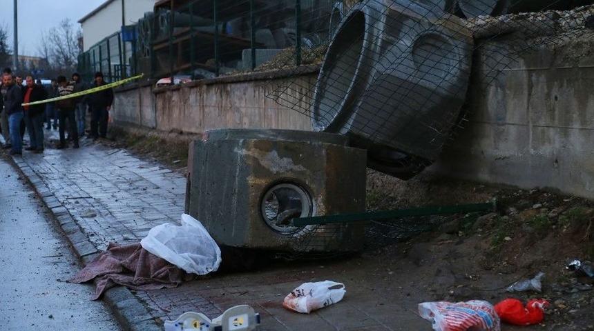 Yoldan Ge&ccedil;en &Ccedil;iftin &Uuml;zerine Beton Kanalizasyon Boruları D&uuml;şt&uuml;: 1 &Ouml;l&uuml;, 1 Yaralı