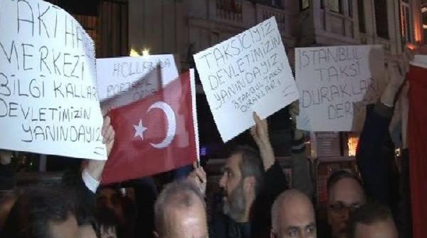 Taksicilerden Konsolosluk &Ouml;n&uuml;nde Hollanda Protestosu