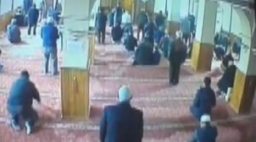 Camide Bağış Paralarını &Ccedil;almaya Kalkan Ş&uuml;pheliye Cemaatten Dayak