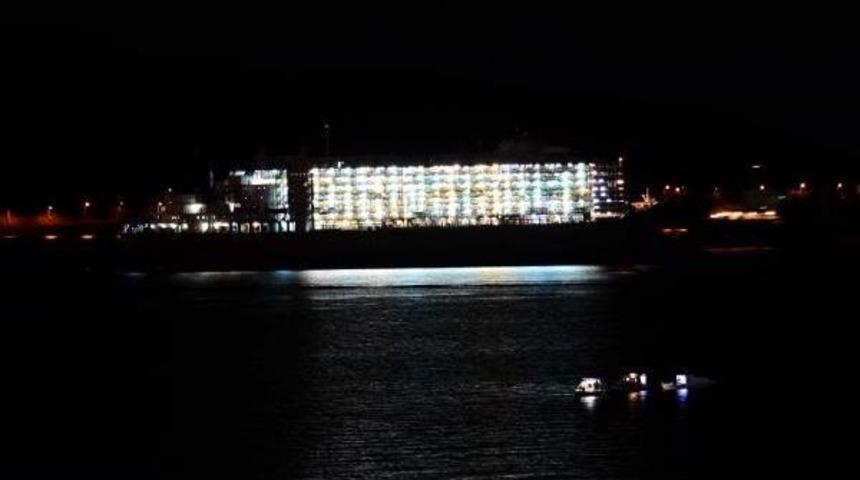 &Ccedil;anakkale Boğazı'ndan Ge&ccedil;en Gemi Makine Arızası Yaptı