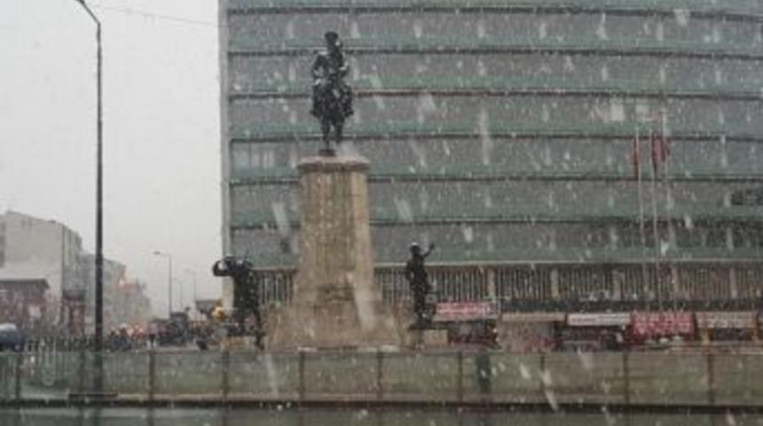 Başkentliler G&uuml;ne Kar İle Uyandı