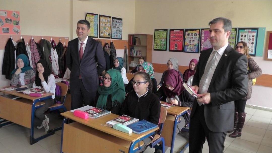 15 Temmuzu Anlatan &rsquo;diriliş Destanı Romanı&rsquo; &Ouml;ğrencilere Dağıtıldı