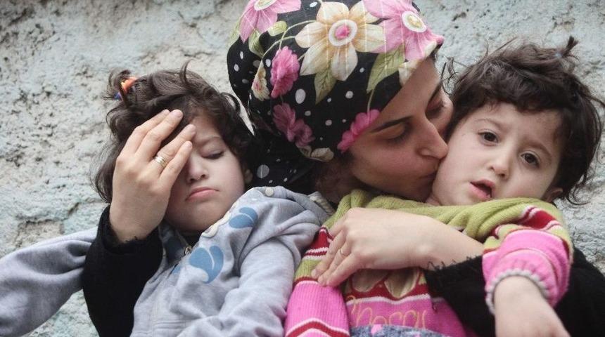 (&ouml;zel Haber) Evi Yanan Gen&ccedil; Kadın Engelli İkizleriyle Annesine Sığındı