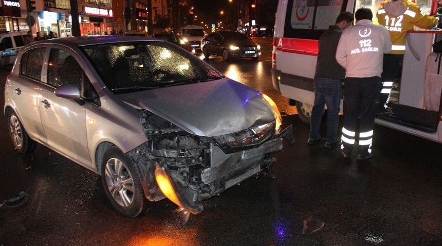 Kırmızı Işıkta Ge&ccedil;en S&uuml;r&uuml;c&uuml; Ambulansa &Ccedil;arptı: 1 Yaralı