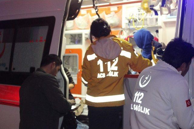 Kırmızı Işıkta Geçen Sürücü Ambulansa Çarptı: 1 Yaralı