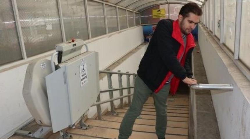 Engelli Asans&ouml;r&uuml; Engele Takıldı