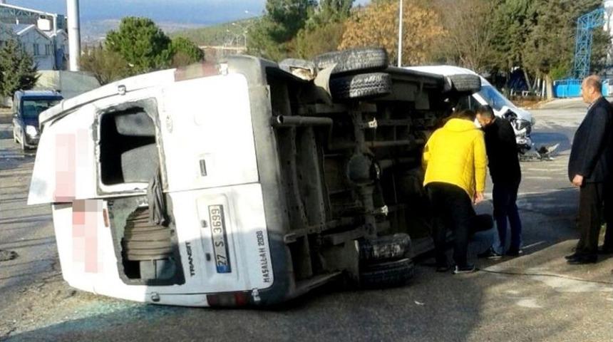 Gaziantep&rsquo;te İş&ccedil;i Servis Minib&uuml;sleri &Ccedil;arpıştı: 1&rsquo;i Ağır 20 Yaralı