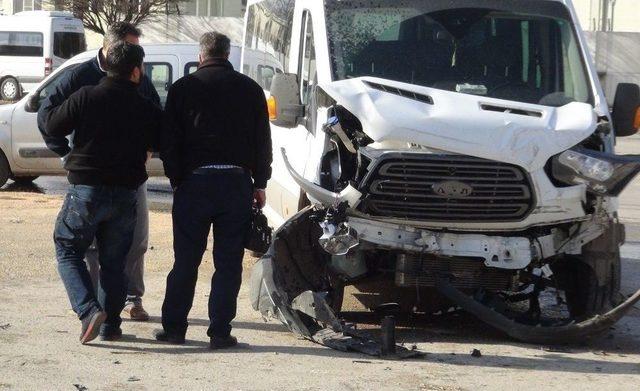 Gaziantep’te İşçi Servis Minibüsleri Çarpıştı: 1’i Ağır 20 Yaralı