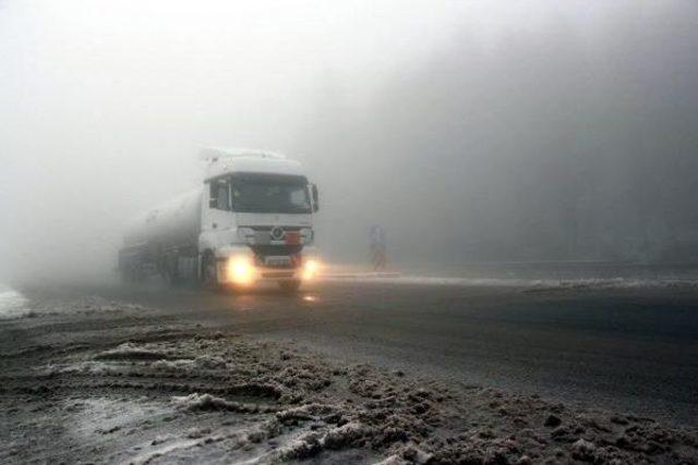 Kar Ve Sis Bolu Dağı'nda Ulaşımı Yavaşlattı