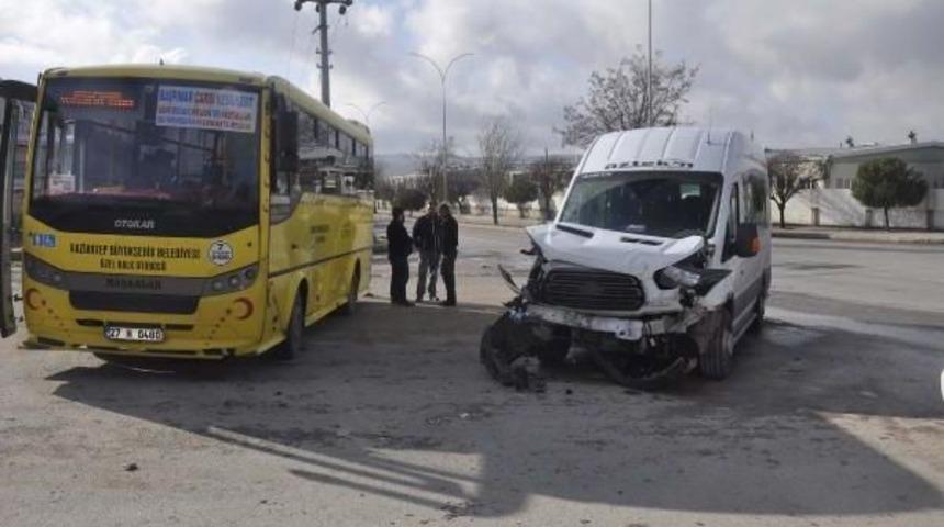 Gaziantep'te Iş&ccedil;i Servisleri &Ccedil;arpıştı: 20 Yaralı
