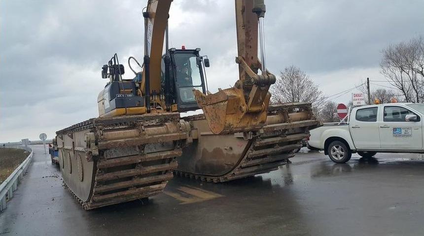 Suya G&ouml;m&uuml;len İş Makinası Melen&rsquo;den &Ccedil;ıkarıldı