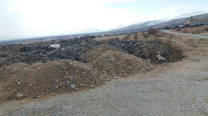 Arazisine İzinsiz Olarak Hafriyat D&ouml;k&uuml;len Vatandaş Yardım İstiyor