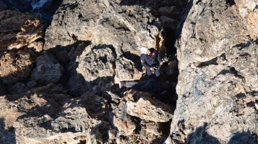 Falezlerde 30 Metreden D&uuml;ş&uuml;p Ağır Yaralandı