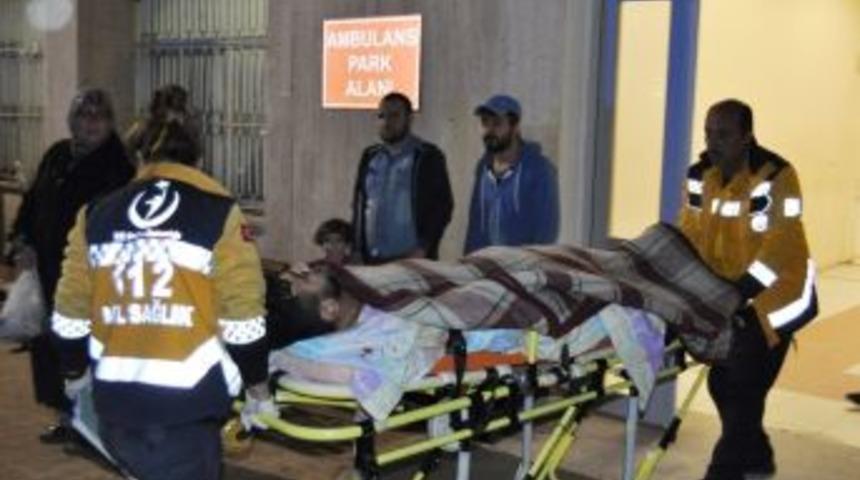 Boz&uuml;y&uuml;k&rsquo;te Bı&ccedil;aklı Kavga, 2 Yaralı