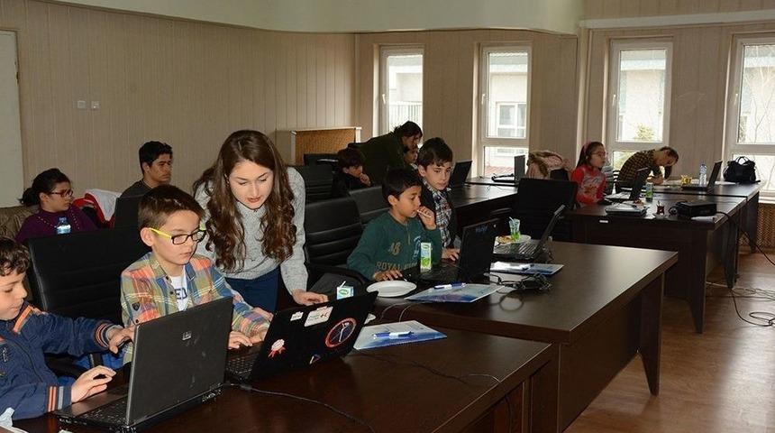 Dinar&rsquo;da 90 &Ouml;ğrenciye Yazılım Kursu Verildi