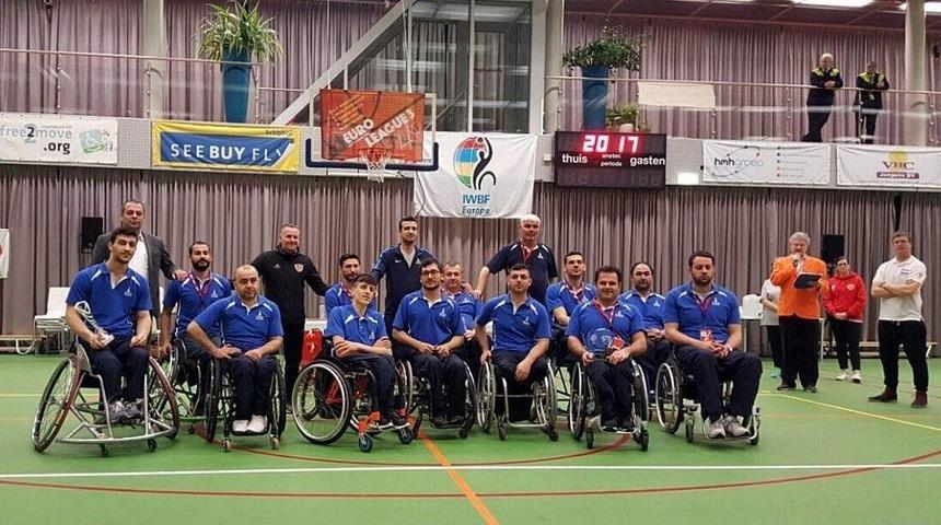 İzmirli Sporcular Avrupa&rsquo;da G&ouml;n&uuml;lleri Fethetti