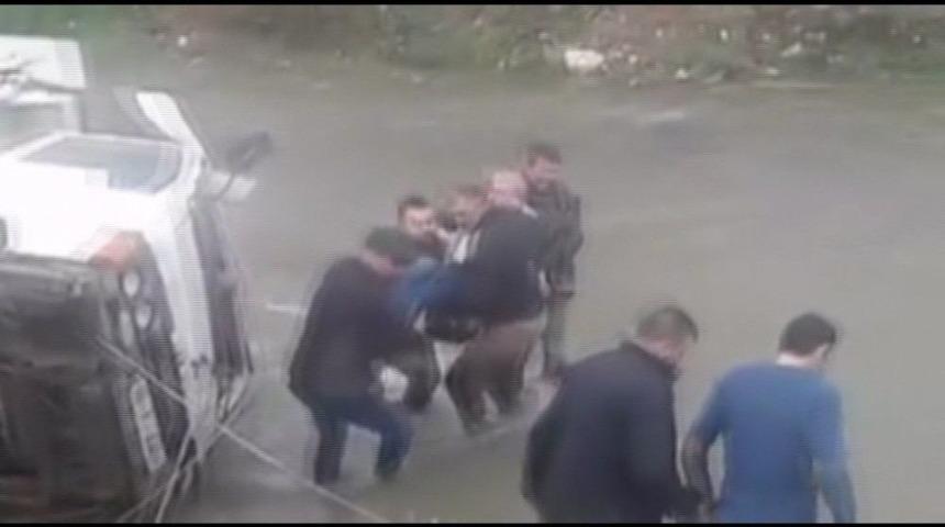 Kamyonet Dereye U&ccedil;tu, S&uuml;r&uuml;c&uuml;y&uuml; Vatandaşlar Kurtardı