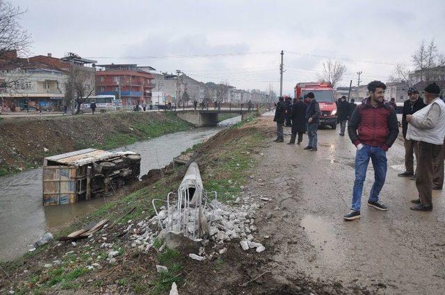 Kamyonet Dereye Uçtu, Sürücüyü Vatandaşlar Kurtardı